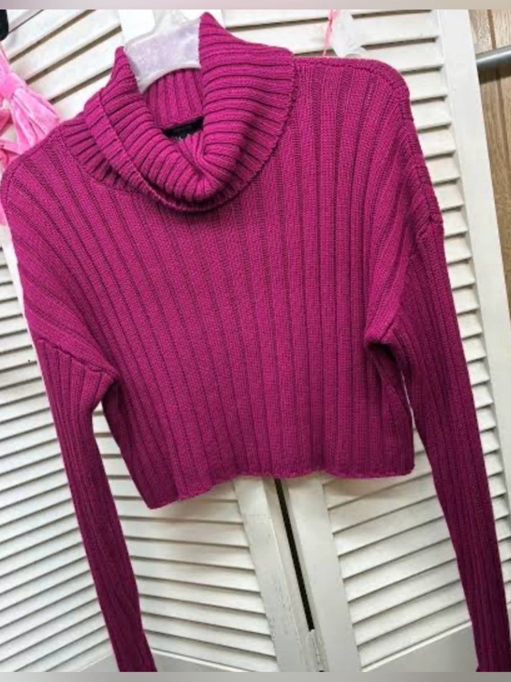 Women’s Magenta Ribbed Turtleneck Cropped Sweater Size M